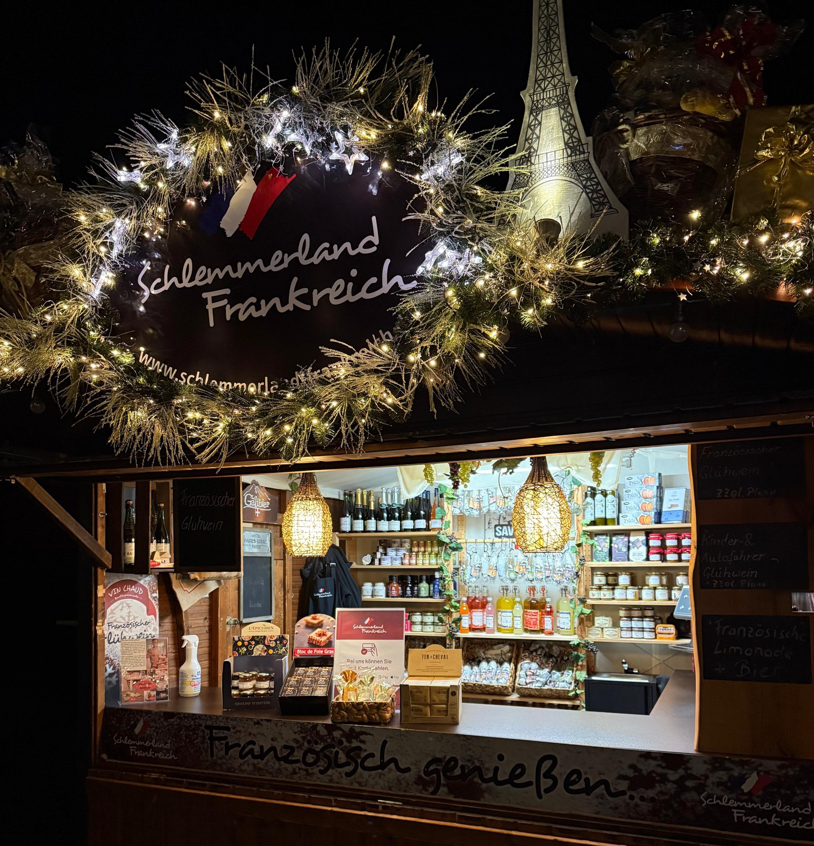 Unser eingerichteter Stand am Abend, beleuchtet und bestückt