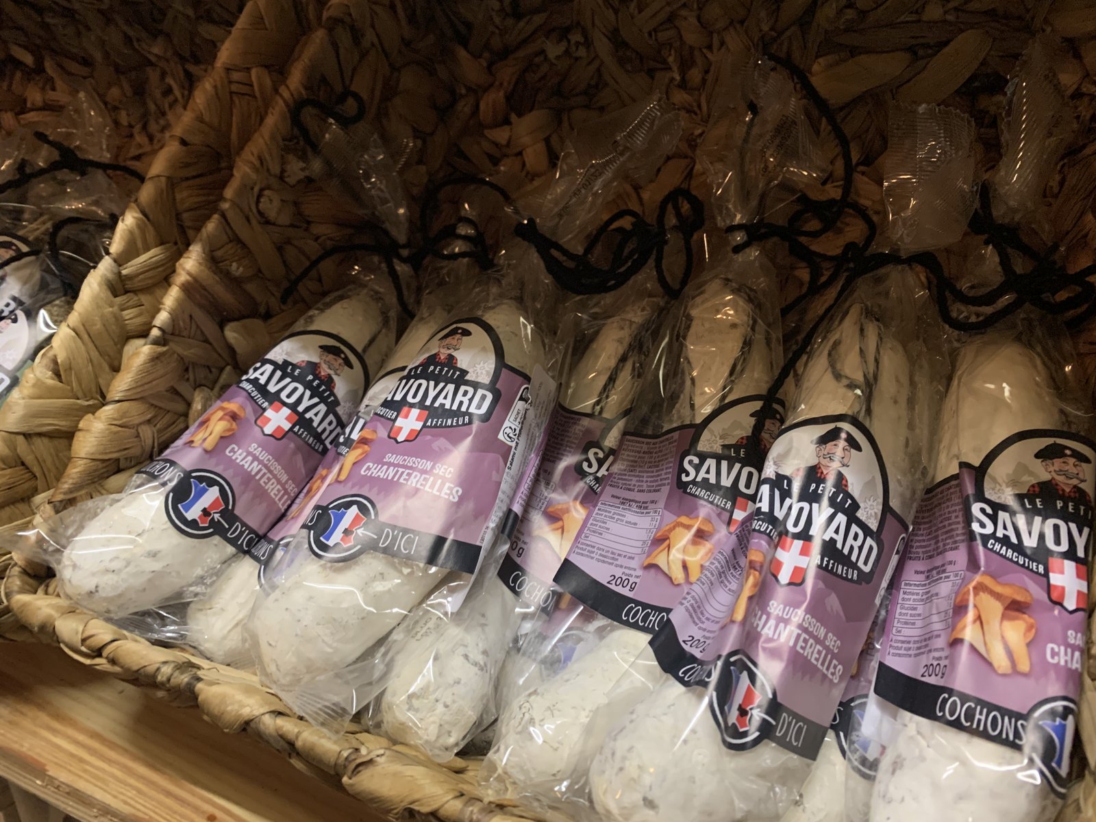 Französische Saucisson-Würste in einem Weidenkorb auf unserer Theke