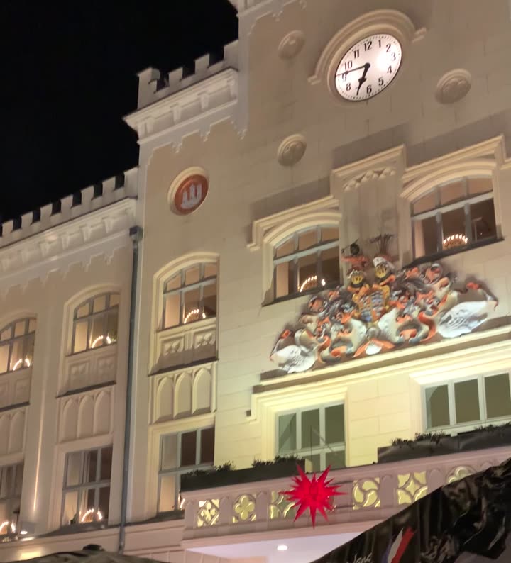 Kurze Schleife ohne Ton: Schwenk über die Marktbuden hinauf zum abendlich beleuchteten Zwickauer Rathaus