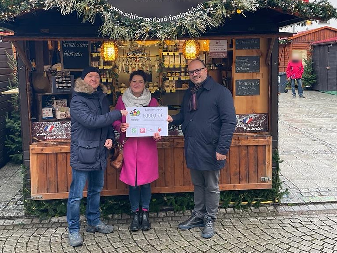 Übergabe eines Spendenschecks vor unserem Stand an den Zwickauer Kinderhausverein