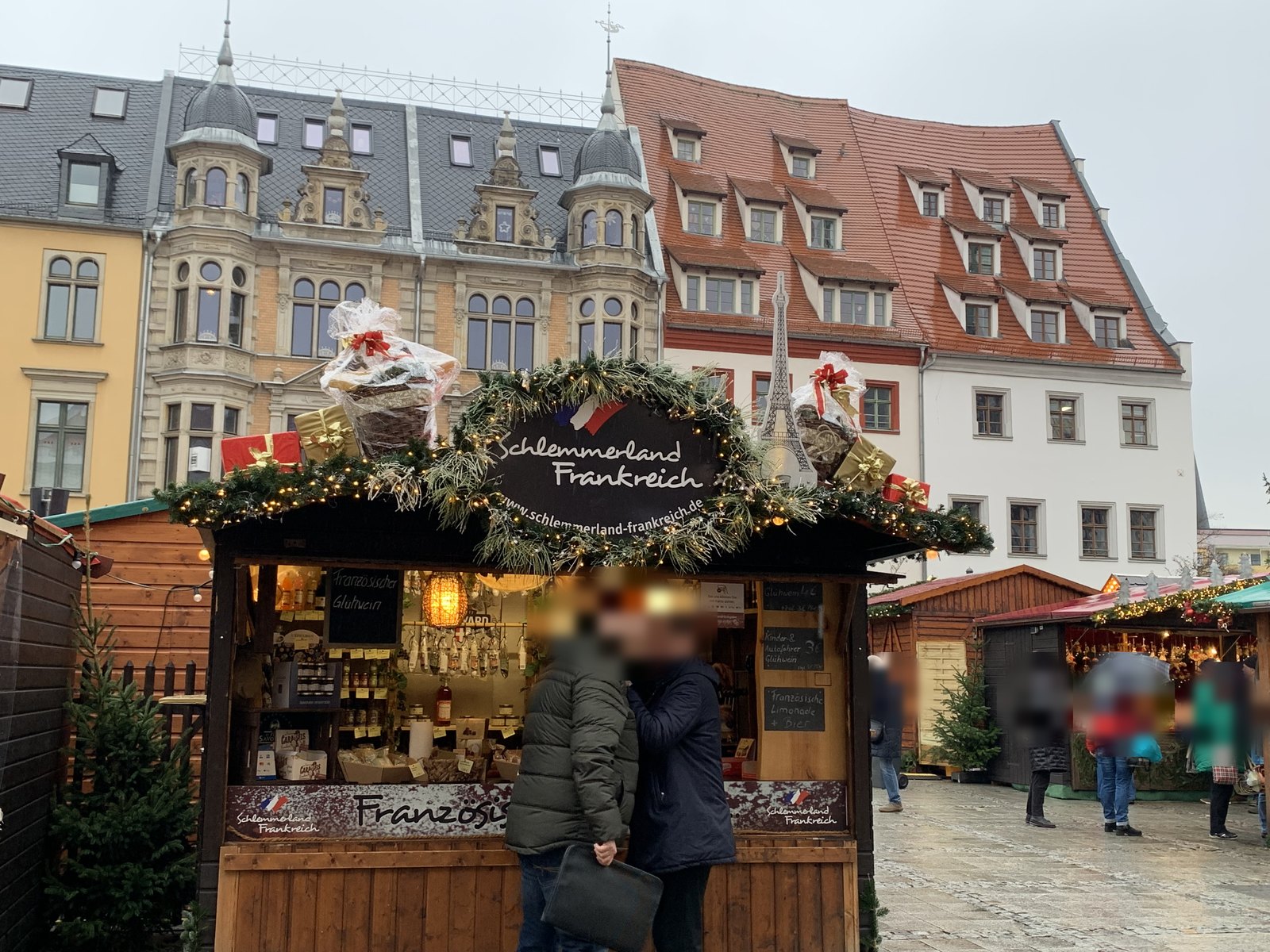 Unsere Verkaufshütte bei Tageslicht vor der historischen Häuserkulisse der Zwickauer Altstadt